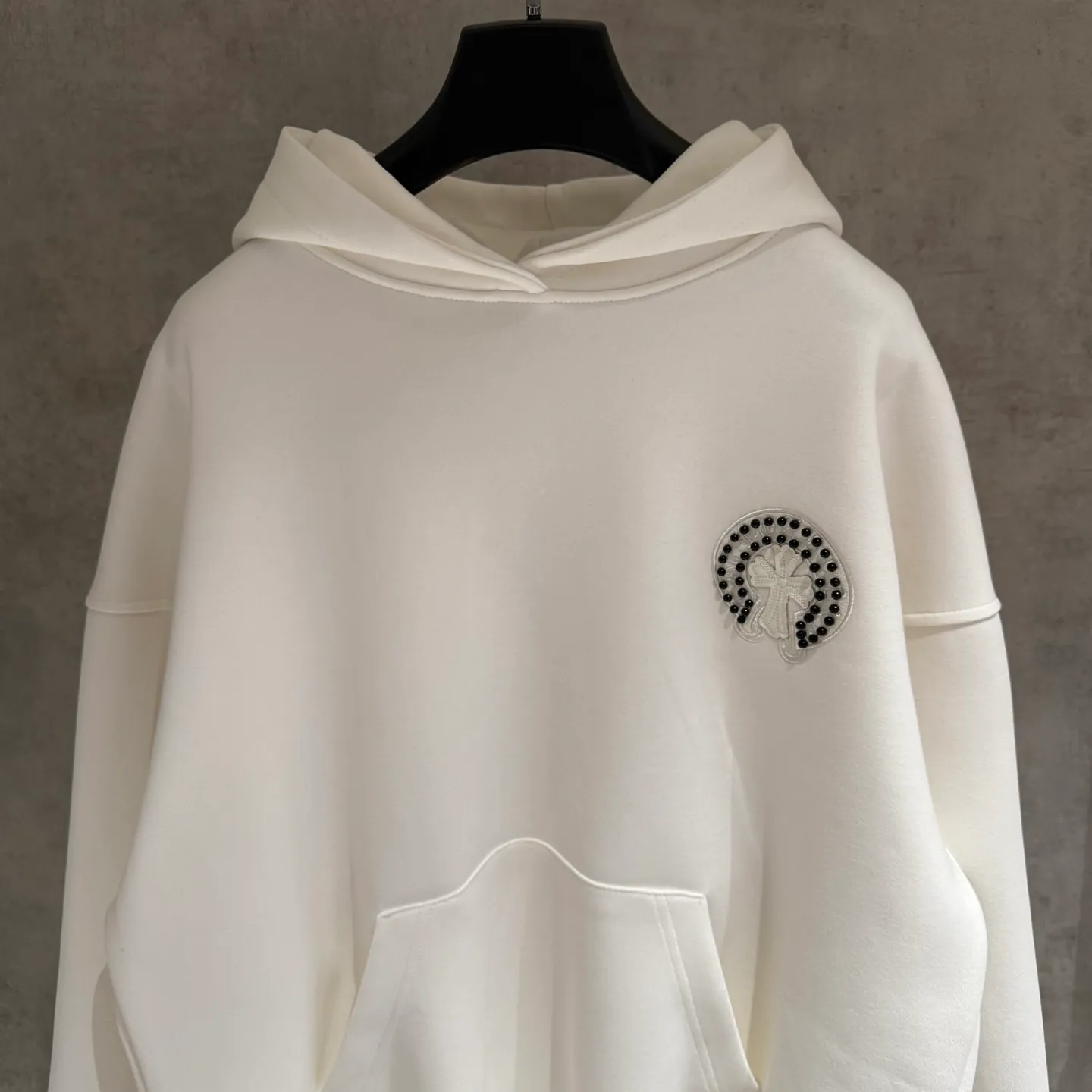 🅿️410 [Strict quality control] CH Croixin's new long-sleeved hooded sweatshirt. The fabric is made of heavy 480g double yarn fabric. Front and back embroidery➕beads. Ready-to-wear loose fit. The fabric is stiff and stylish. It does not deform or shrink. Color: black, white, floral gray. Size: M-2xl